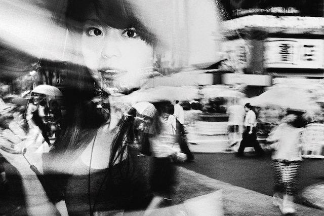 photographie contraste de Tokyo femme sous la pluie