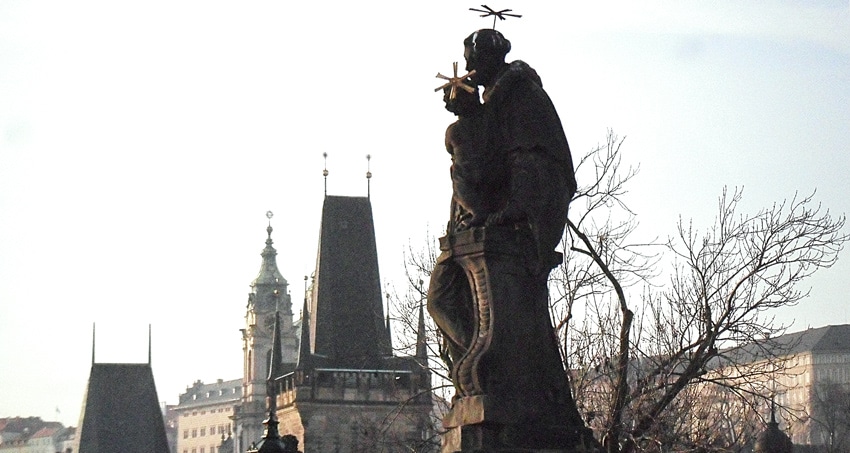 Prague pour un weekend le pont Charles statues baroques et bohèmes