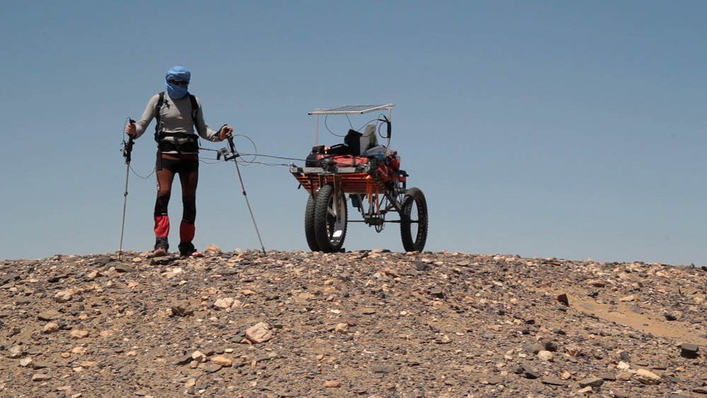 homme et portage aventure extreme trekking dans le desert