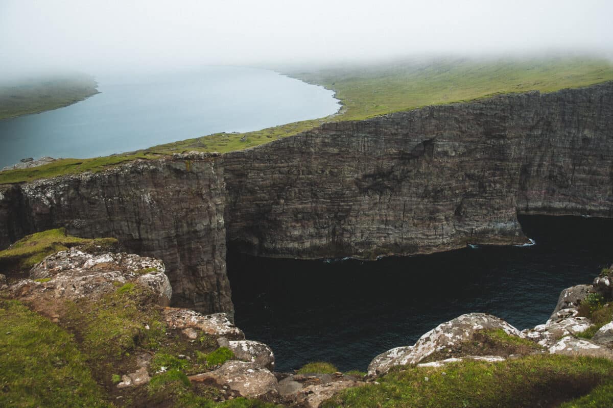 voir le lac au dessus de la mer Îles Féroé